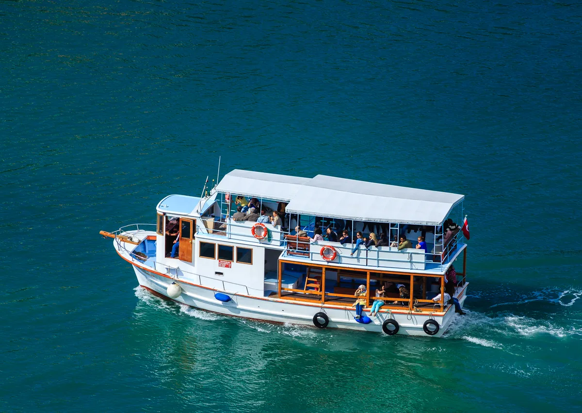 Amasra kıyısında gezi teknesi