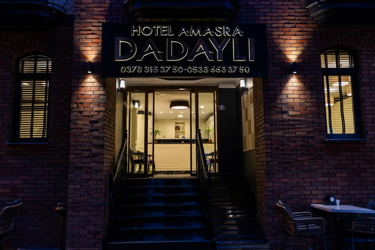 Otel girişi, akşam
