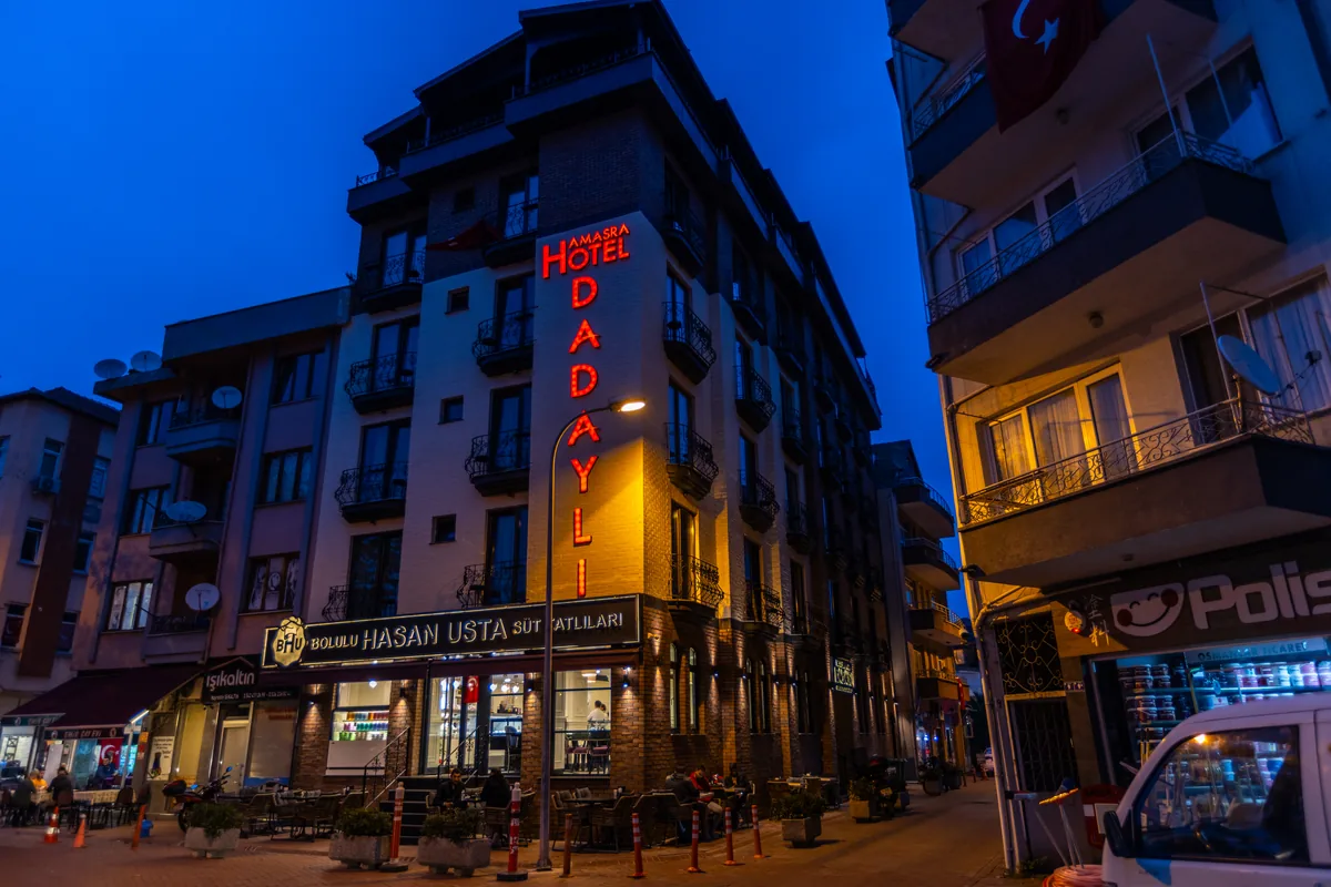 Otelin bulunduğu sokak, alacakaranlık