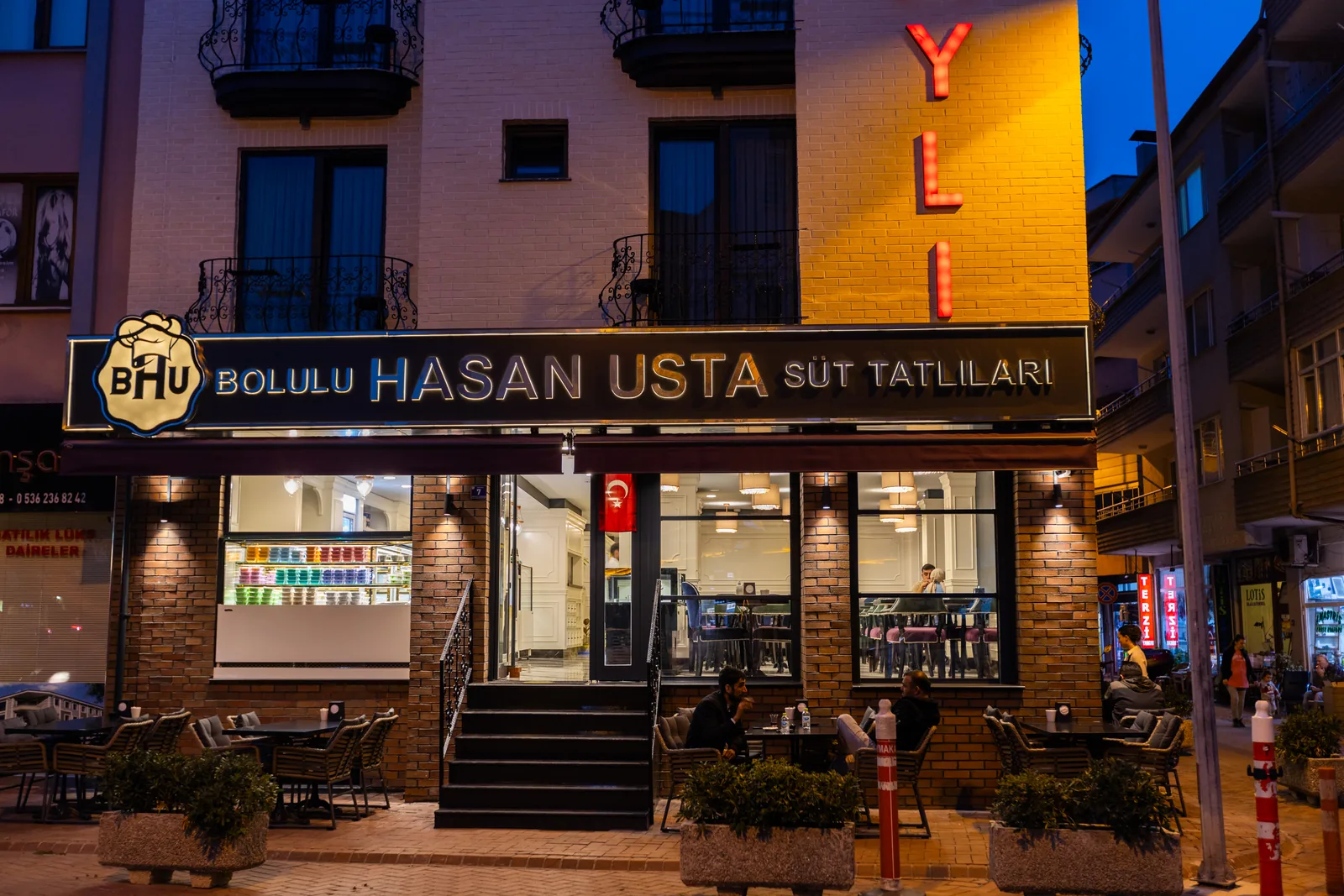 Bolulu Hasan Usta dükkânı, gece