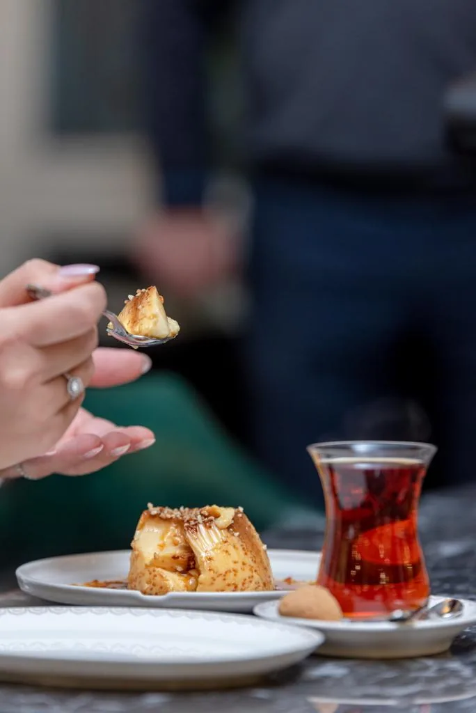 Çay eşliğinde sütlü tatlı