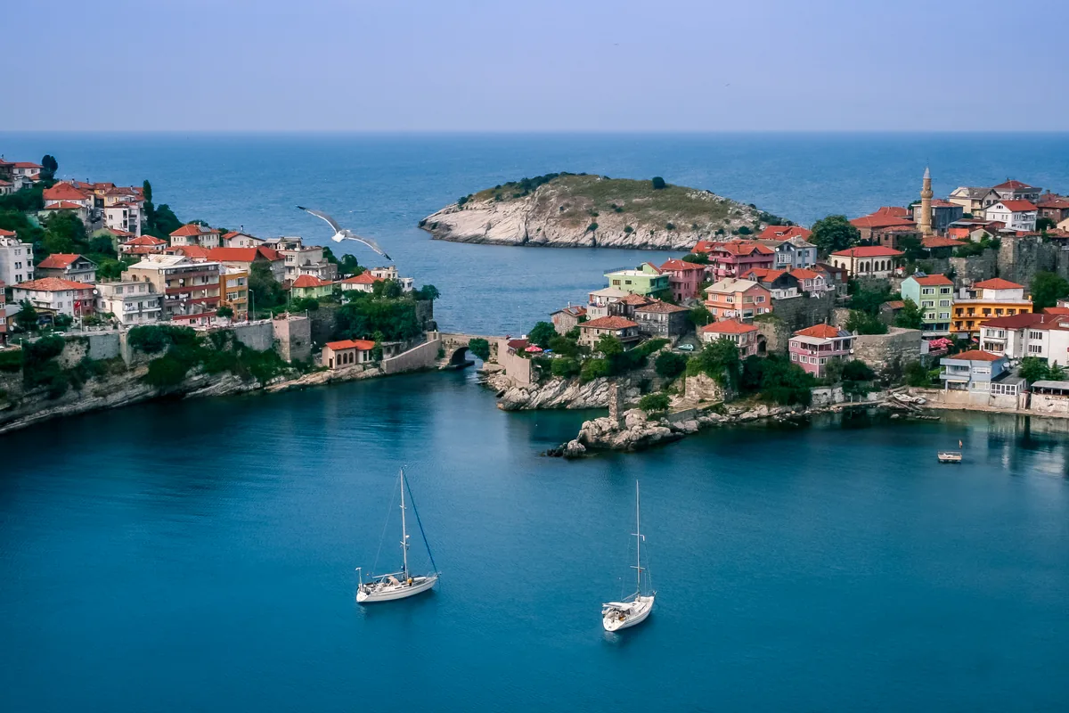 Tavşan Adası önünde yelkenliler
