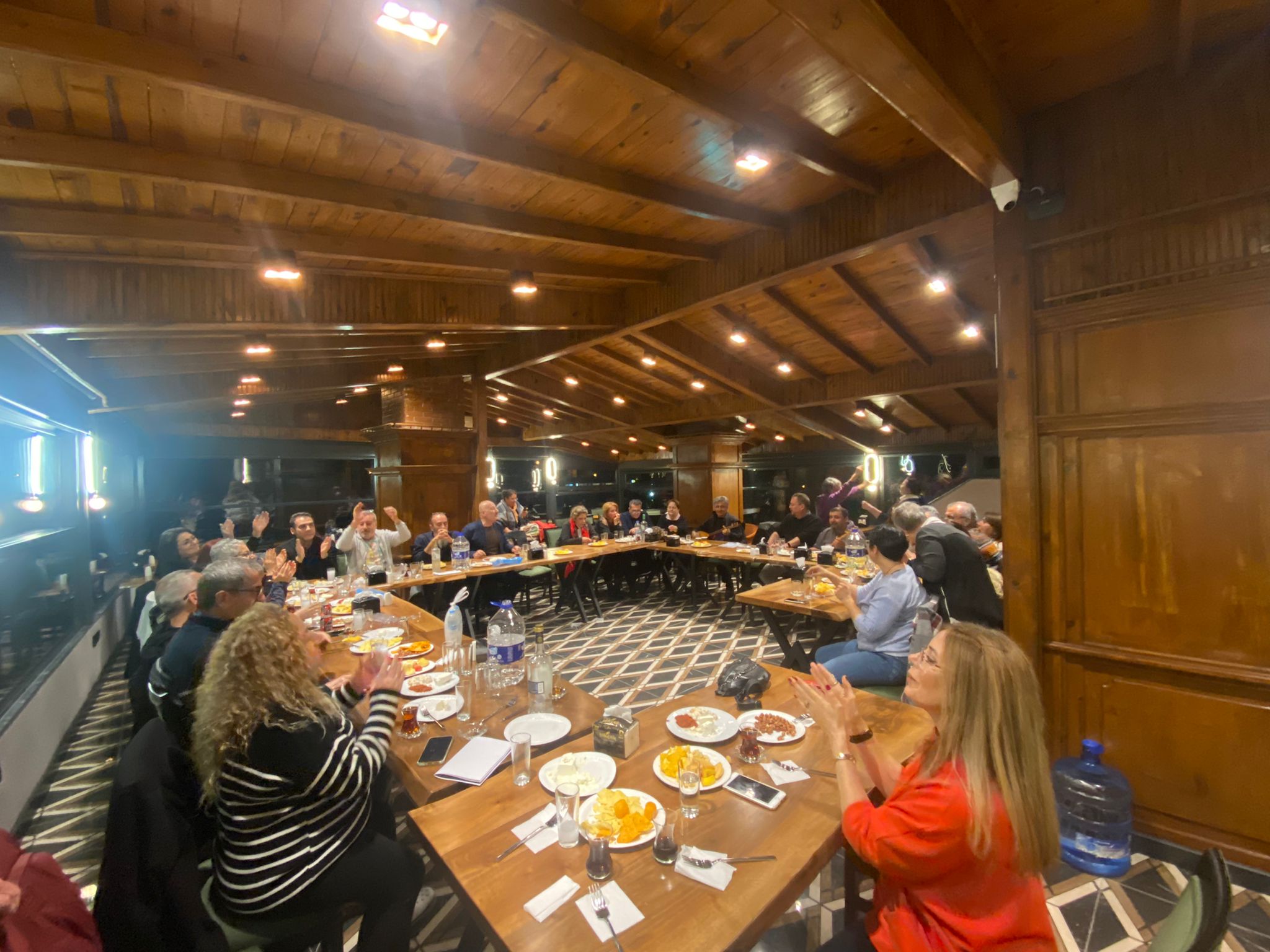 Teras salonunda toplantı ve davet düzeni