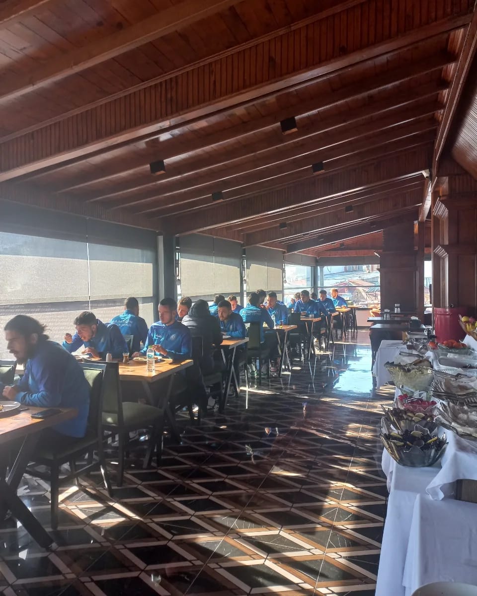 Teras salonunda grup kahvaltısı